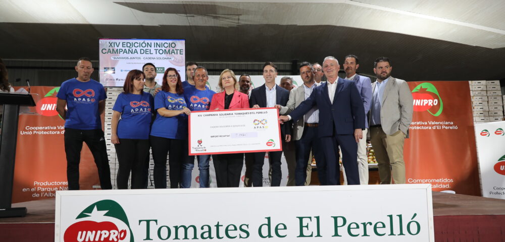El Perelló abre la campaña del tomate 2026 con una cadena solidaria récord de 9.345 € para Apasu