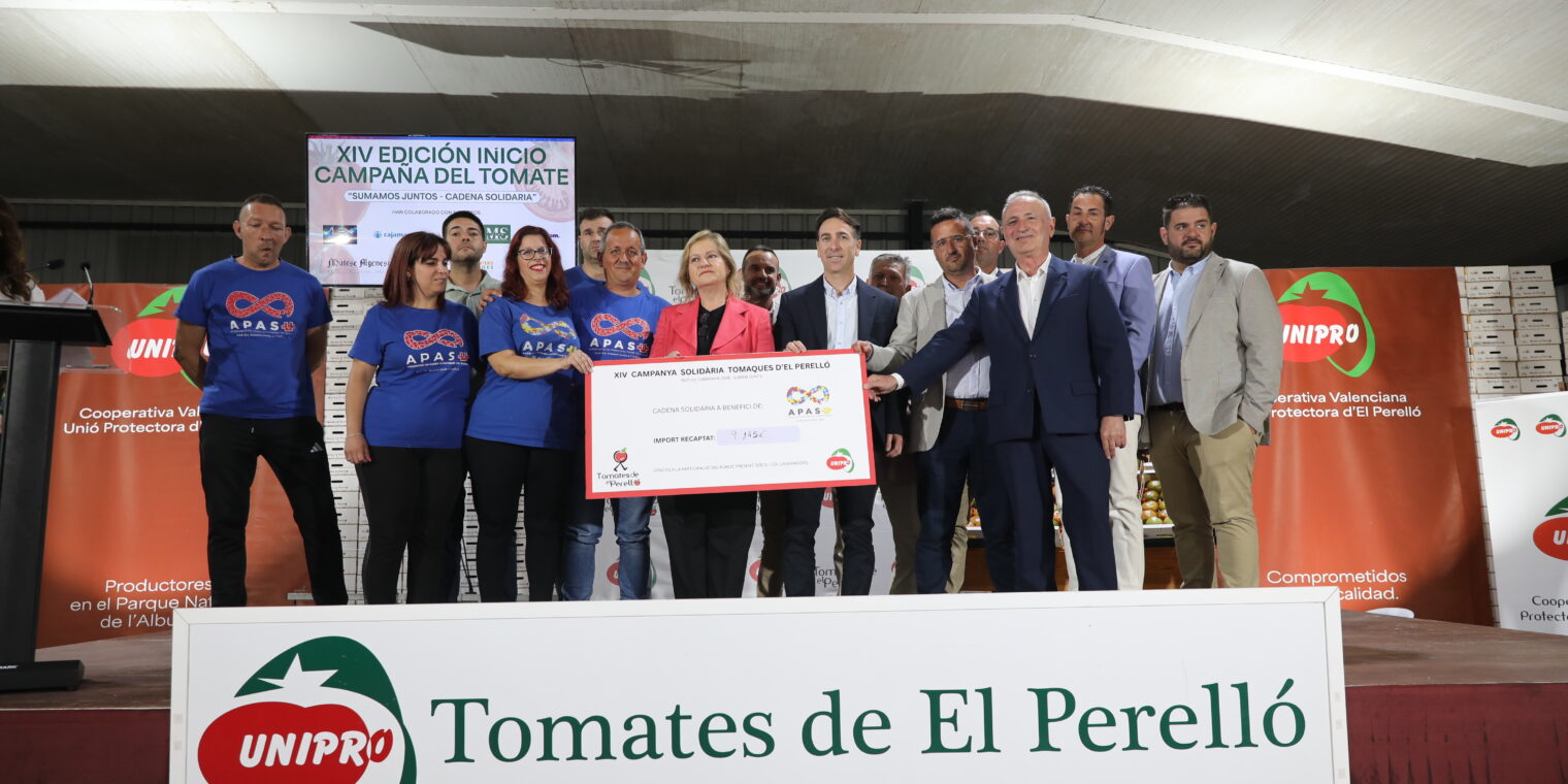 El Perelló abre la campaña del tomate 2026 con una cadena solidaria récord de 9.345 € para Apasu
