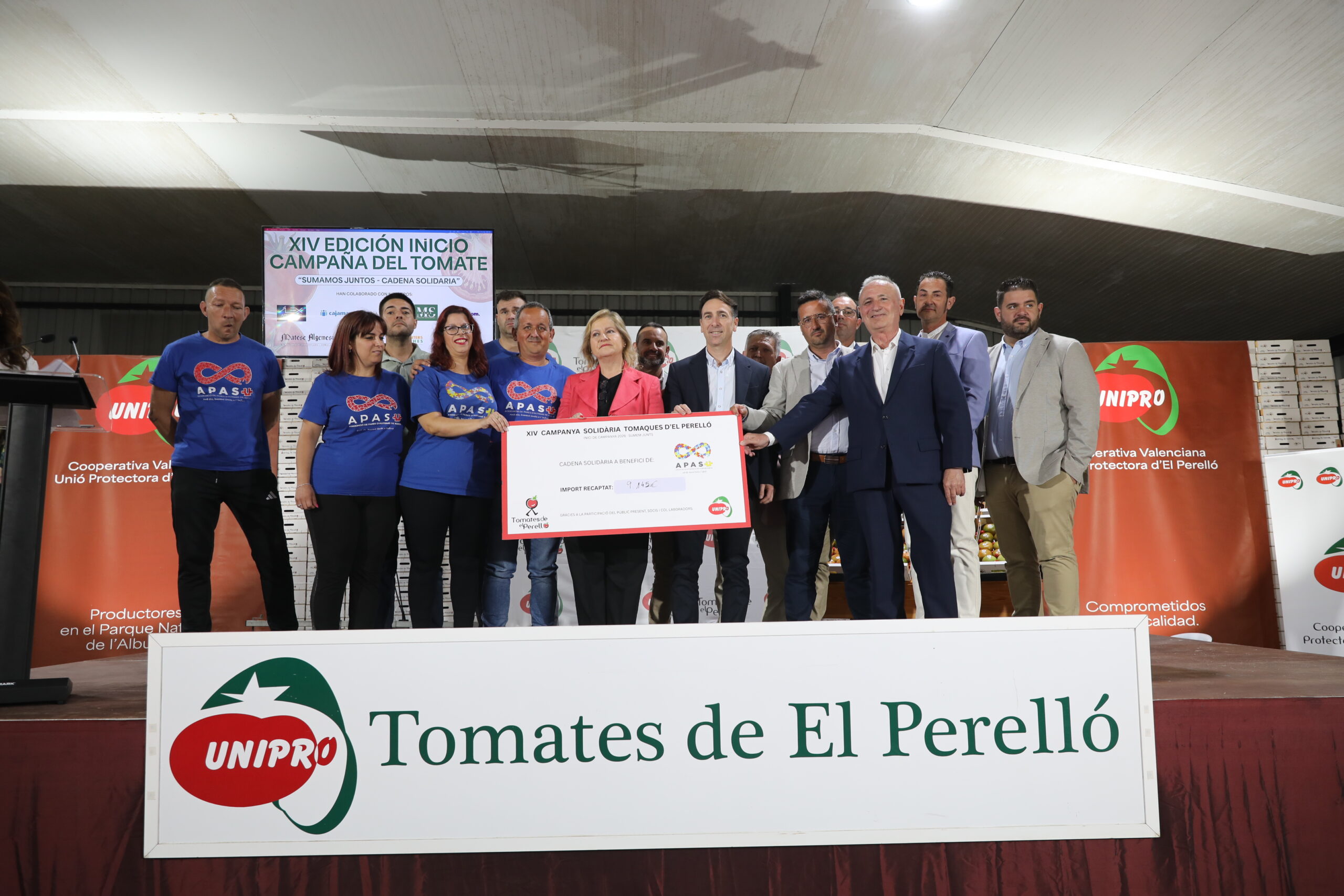 El Perelló abre la campaña del tomate 2026 con una cadena solidaria récord de 9.345 € para Apasu